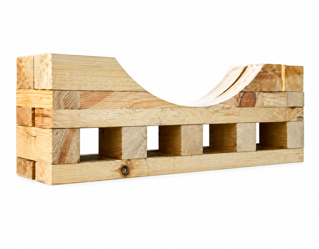 Las cunas de madera son soluciones de soporte diseñadas para la inmovilización segura de cargas cilíndricas o de geometría curva, evitando desplazamientos, rodadura o pérdida de estabilidad durante transporte y almacenamiento.